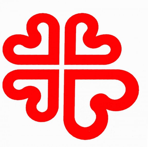 Logotipo de Cáritas. Cuatro corazones rojos unidos por el vértice. Los vértices quedan en el centro. La silueta del conjunto forma una cruz. El corazón inferior derecho es algo más grande que el resto.